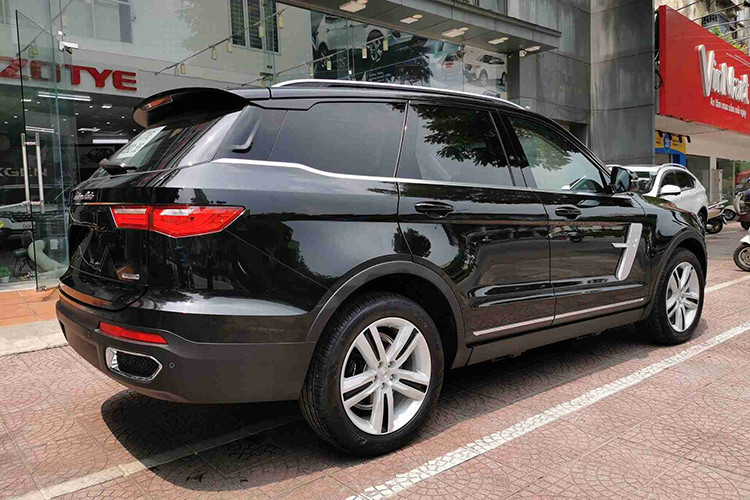 Ngoài chiều dài được cơi nới, phiên bản mới của Zotye Z8 còn được trang bị động cơ mới khỏe hơn xưa. Cụ thể xe trang bị cỗ máy 4 xy-lanh, dung tích 2 lít, tăng áp, cho công suất 231 mã lực và mô-men xoắn 350 Nm, kết hợp hộp số tự động 8 cấp. Với sức mạnh này xe còn khỏe hơn một vài mẫu xe Đức và tỏ ra vượt trội so với các dòng 7 chỗ khác tại Việt Nam. 