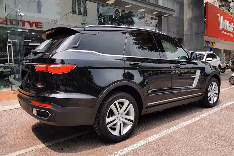 Ngoài chiều dài được cơi nới, phiên bản mới của Zotye Z8 còn được trang bị động cơ mới khỏe hơn xưa. Cụ thể xe trang bị cỗ máy 4 xy-lanh, dung tích 2 lít, tăng áp, cho công suất 231 mã lực và mô-men xoắn 350 Nm, kết hợp hộp số tự động 8 cấp. Với sức mạnh này xe còn khỏe hơn một vài mẫu xe Đức và tỏ ra vượt trội so với các dòng 7 chỗ khác tại Việt Nam. 