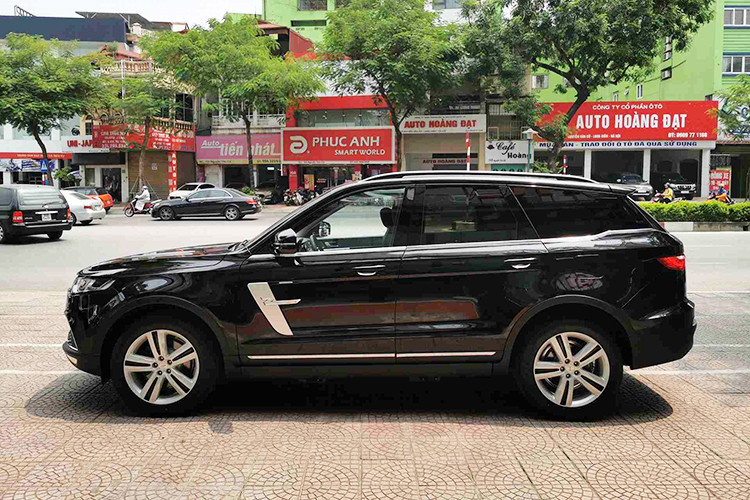 Với phiên bản mới này, Zotye Z8 bản 7 chỗ sẽ dài hơn phiên bản 5 chỗ đáng kể, cụ thể mẫu Zotye Z8 bản mới được kéo dài lên 4.910 mm. Chiều dài bản 5 chỗ là 4.748 mm. Ngoài chiều dài vượt trội, thiết kế còn lại trên Zoyte Z8 phiên bản 7 chỗ ngồi không khác biệt so với bản 5 chỗ.