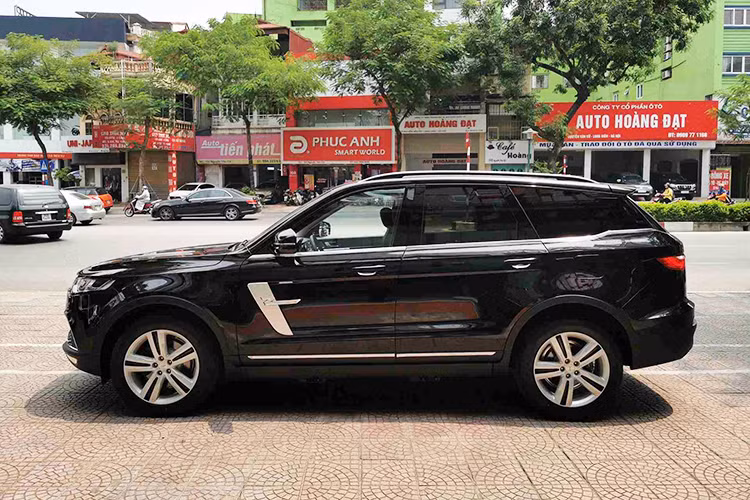 Với phiên bản mới này, Zotye Z8 bản 7 chỗ sẽ dài hơn phiên bản 5 chỗ đáng kể, cụ thể mẫu Zotye Z8 bản mới được kéo dài lên 4.910 mm. Chiều dài bản 5 chỗ là 4.748 mm. Ngoài chiều dài vượt trội, thiết kế còn lại trên Zoyte Z8 phiên bản 7 chỗ ngồi không khác biệt so với bản 5 chỗ.