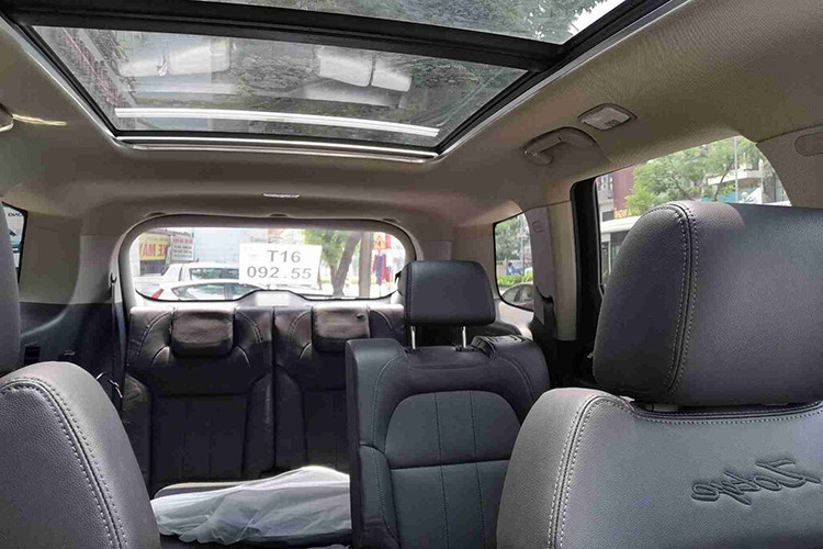 Đặc biệt trên mẫu xe mới này, cụm cần số dạng núm xoay được thiết kế khá giống với Land Rover, xung quanh là các nút bấm kiểu Vertu lấy ý tưởng từ Porsche Cayenne đời cũ, tuy nhiên chất liệu nút bấm và các trang bị trên xe vẫn còn mang "chất" khá rẻ tiền, không bắt mắt.