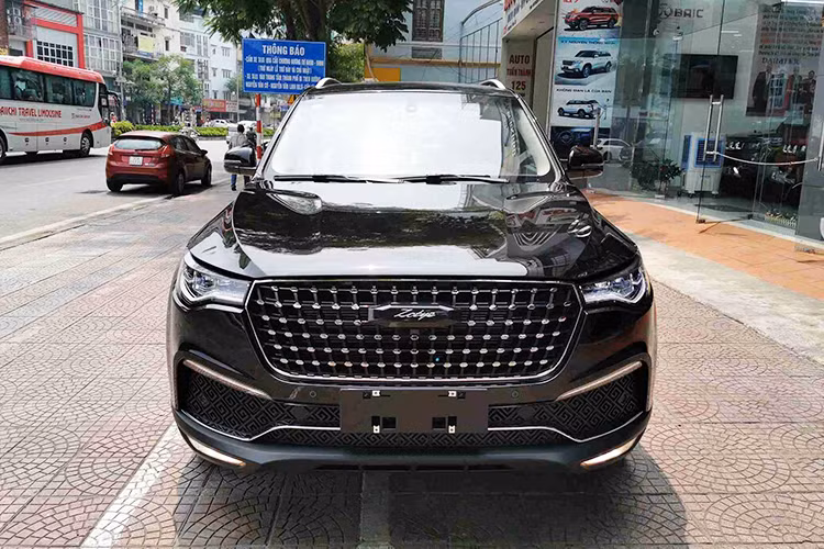 Ngoại hình của mẫu xe Trung Quốc Zoyte Z8 mới khá nổi bật với cụm đèn pha LED, bậc lên xuống đóng mở bằng điện, mâm đúc 19 inch, cốp xe đóng mở bằng điện, đèn hậu LED có đồ họa giống xe Jaguar. Nhìn chung ngoại hình của xe khá ổn nhờ kích thước bề thế và sang trọng.