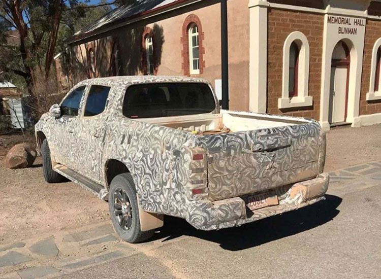 Ra đời từ năm 1978, Mitsubishi Triton đã được bán ở nhiều thị trường trên toàn thế giới, xe có doanh số bán ra cộng dồn ba thế hệ đầu tiên vượt 2,8 triệu chiếc trên toàn thế giới. Mitsubishi Triton sẽ chính thức được giới thiệu vào ngày 9 tháng 11/2018.