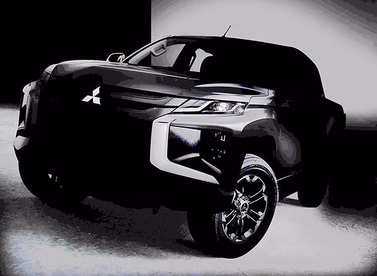 Theo quan sát, cụm đèn hậu phía sau cũng đã được thay đổi so với thế hệ cũ. Lưới tản nhiệt thiết kế tinh vi hơn tương tự phong cách của: Oulander, Xpander hay Pajero Sport mới, ở vị trí tại cánh cửa sau không có nhiều thay đổi so với phiên bản đang bán ra hiện nay.