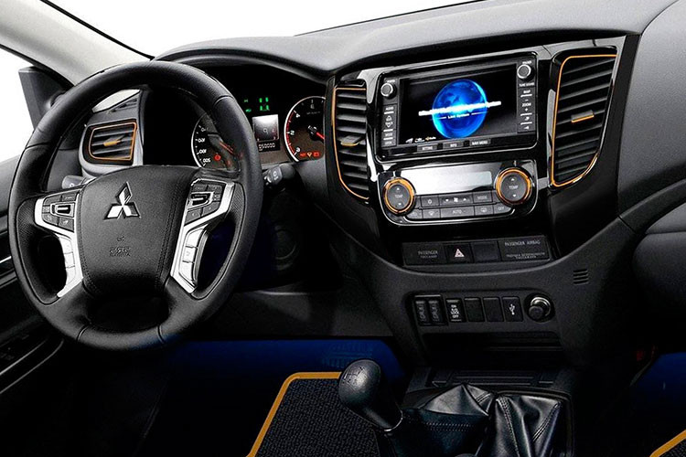 Ngoài những thay đổi về ngoại thất, nội thất của Triton sẽ được tái thiết kế như: màn hình trung tâm tích hợp hệ thống Apple CarPlay và Android Auto bên cạnh khả năng điều khiển bằng giọng nói, trang bị hệ thống an toàn với phanh khẩn cấp tự động khẩn cấp mới (AEB) cho các biến thể.