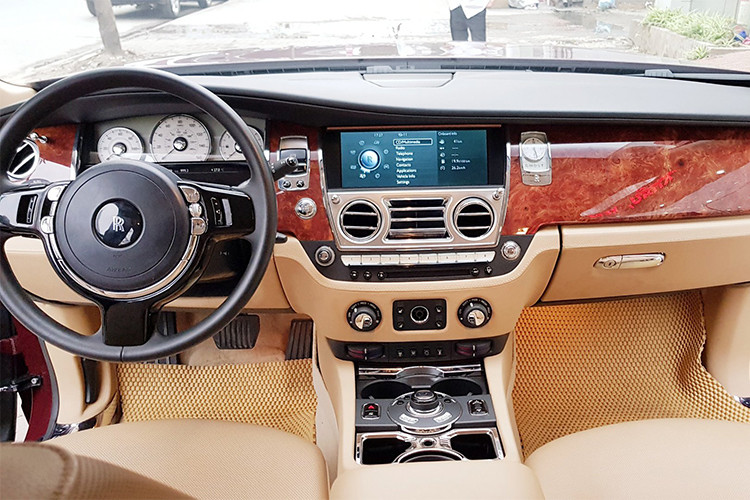 Mức giá của mẫu siêu xe sang Rolls-Royce Ghost tại Việt Nam này được xem là khá rẻ, đặc biệt lại thêm biển số "ngũ quý 1" cực độc. Trong khi với xe mới thuộc dòng Series II EWB hiện có giá tăng thêm trên 20 tỷ đồng so với hồi công bố năm 2014 vì áp dụng thuế tiêu thụ đặc biệt từ 1/7/2016 (giá xe trung bình hiện là khoảng trên 40 tỷ đồng).