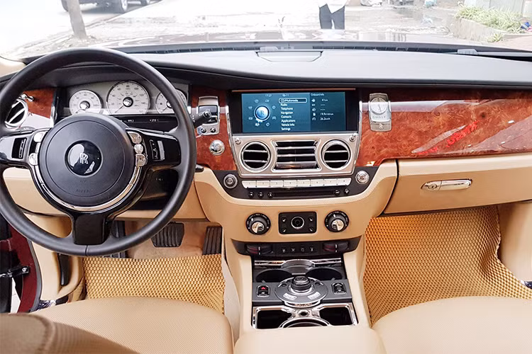 Mức giá của mẫu siêu xe sang Rolls-Royce Ghost tại Việt Nam này được xem là khá rẻ, đặc biệt lại thêm biển số "ngũ quý 1" cực độc. Trong khi với xe mới thuộc dòng Series II EWB hiện có giá tăng thêm trên 20 tỷ đồng so với hồi công bố năm 2014 vì áp dụng thuế tiêu thụ đặc biệt từ 1/7/2016 (giá xe trung bình hiện là khoảng trên 40 tỷ đồng).