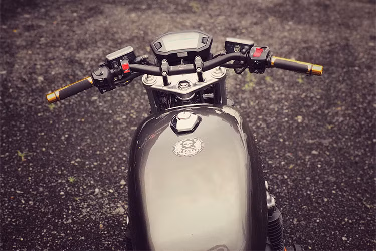 Trên phiên bản môtô Honda CB1100 cũ này, mặc dù mang kiểu dáng cổ điển nguyên bản nhưng nó vẫn được độ lại một số chi tiết nhằm nâng cao hiệu suất. Về ngoại hình của chiếc xe, người thợ tại Sài Gòn đã khéo léo kết hợp hài hòa những chi tiết cũ và mới với nhau, đáng chú ý là việc kết hợp này tạo cho chiếc xe một chất riêng độc đáo.