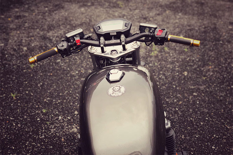 Trên phiên bản môtô Honda CB1100 cũ này, mặc dù mang kiểu dáng cổ điển nguyên bản nhưng nó vẫn được độ lại một số chi tiết nhằm nâng cao hiệu suất. Về ngoại hình của chiếc xe, người thợ tại Sài Gòn đã khéo léo kết hợp hài hòa những chi tiết cũ và mới với nhau, đáng chú ý là việc kết hợp này tạo cho chiếc xe một chất riêng độc đáo.