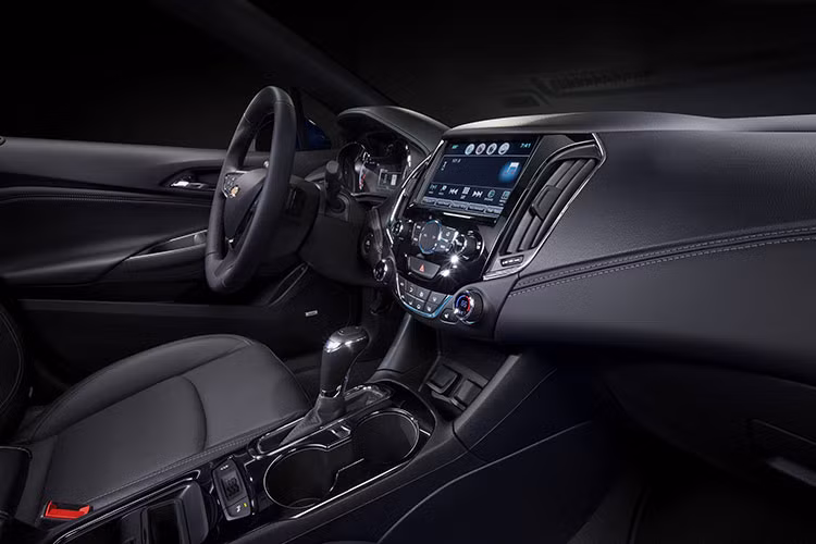 Đáng tiếc là hãng xe ôtô Chevrolet không nâng cấp động cơ của đối thủ cùng phân khúc với Toyota Corolla và Honda Civic. Xe vẫn dùng động cơ xăng 4 xi-lanh, dung tích 1,4 lít với công suất tối đa 153 mã lực hoặc động cơ diesel 1,6 lít có công suất tối đa 137 mã lực.