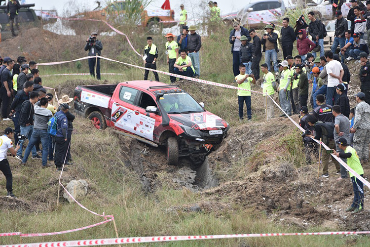 Hạng 4x4 Cơ bản với các đường thi SS1, SS4 và SS5 trong ngày 15/12 tạm thời có vị trí thứ nhất thuộc về PAC – Dầu nhờn ENOC 2 với Mitsubishi Triton. Đứng thứ 2 là BN Enduro 01 với Ford Ranger, theo sau bởi Quảng Ninh 06 cũng với Mitsubishi Triton. Điểm đặc biệt trong ngày thi đấu đầu tiên của hạng 4x4 Cơ bản là việc chỉ có duy nhất 1/23 đội hoàn thành được đường đua SS5.