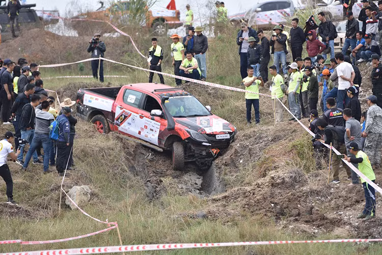 Hạng 4x4 Cơ bản với các đường thi SS1, SS4 và SS5 trong ngày 15/12 tạm thời có vị trí thứ nhất thuộc về PAC – Dầu nhờn ENOC 2 với Mitsubishi Triton. Đứng thứ 2 là BN Enduro 01 với Ford Ranger, theo sau bởi Quảng Ninh 06 cũng với Mitsubishi Triton. Điểm đặc biệt trong ngày thi đấu đầu tiên của hạng 4x4 Cơ bản là việc chỉ có duy nhất 1/23 đội hoàn thành được đường đua SS5.