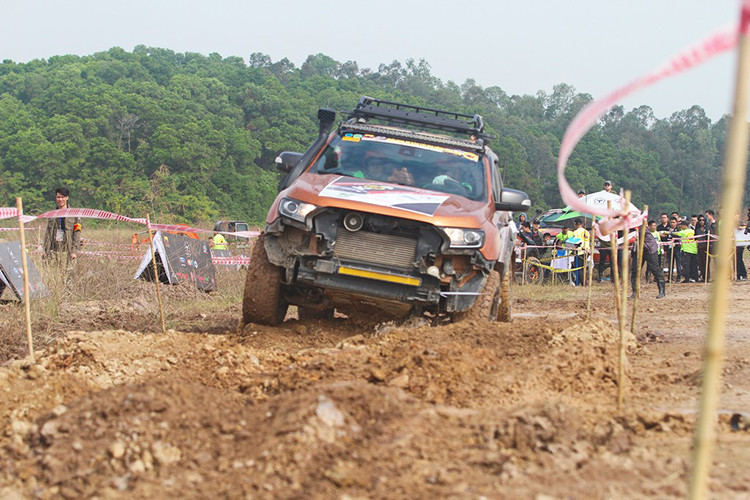 Với sự chuẩn bị kỹ lưỡng về chuyên môn cũng như kỹ thuật của các đội đua, cùng các đường đua được thiết kế có độ hấp dẫn cao, ngay trong ngày thi đấu đầu tiên của giải ôtô địa hình KOP 2018 đã chứng kiến nhiều màn trình diễn gay cấn và ấn tượng và cực kỳ phấn khích.