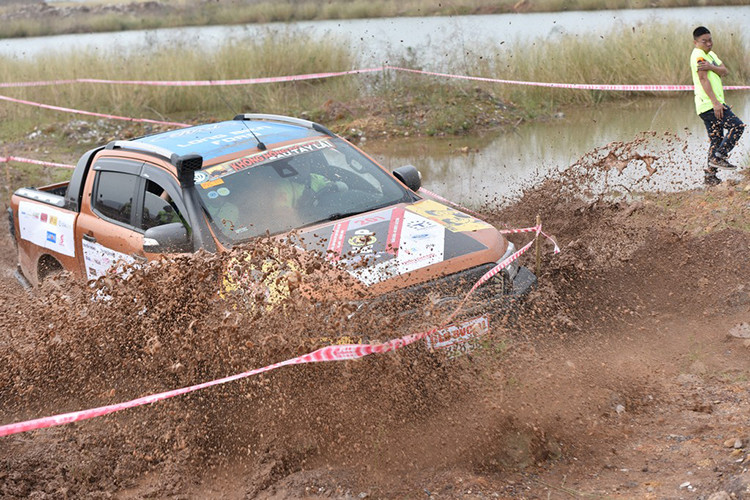 Cũng trong ngày thi đấu đầu tiên của hạng xe bán tải 4x4 Nguyên bản cũng chứng kiến những màn ganh đua khắc nghiệt về thời gian ở các đường SS1 và SS5. Đội PAC – Dầu nhờn ENOC 9 liên tiếp giành chiến thắng ở cả 2 bài thi trên xe Ford Ranger, tạm thời dẫn đầu ở hạng đấu này.