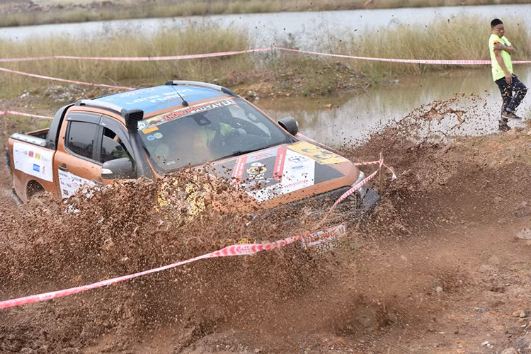 Cũng trong ngày thi đấu đầu tiên của hạng xe bán tải 4x4 Nguyên bản cũng chứng kiến những màn ganh đua khắc nghiệt về thời gian ở các đường SS1 và SS5. Đội PAC – Dầu nhờn ENOC 9 liên tiếp giành chiến thắng ở cả 2 bài thi trên xe Ford Ranger, tạm thời dẫn đầu ở hạng đấu này.