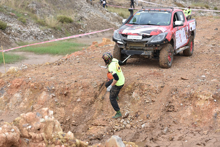 Tương tự, đội Langbiang 05 và Mitsubishi Triton cũng thi đấu ổn định khi về nhì cả 2 vạch đích, bám sát đội PAC – Dầu nhờn ENOC 9 về điểm số. Đội Sang Nguyễn – Bùi Đạt dù về chót ở đường SS5 nhưng chiếm ngôi đầu ở đường SS1, và tạm thời có được vị trí thứ 3 cùng Ford Ranger.