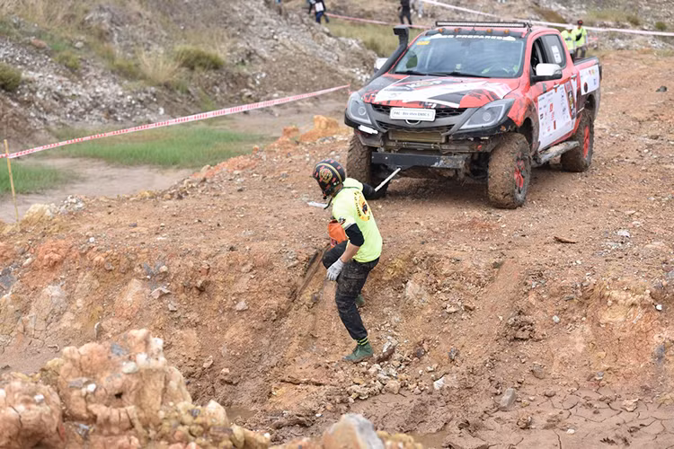 Tương tự, đội Langbiang 05 và Mitsubishi Triton cũng thi đấu ổn định khi về nhì cả 2 vạch đích, bám sát đội PAC – Dầu nhờn ENOC 9 về điểm số. Đội Sang Nguyễn – Bùi Đạt dù về chót ở đường SS5 nhưng chiếm ngôi đầu ở đường SS1, và tạm thời có được vị trí thứ 3 cùng Ford Ranger.