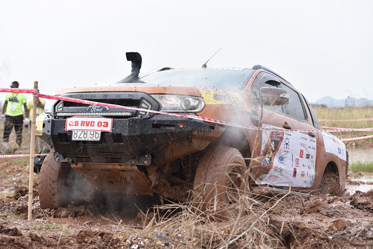 Với các diễn biến hồi hộp vẫn còn chờ đợi trong ngày thi đấu cuối cùng của KOP 2018, các vận động viên chắc chắn sẽ tiếp tục đóng góp các màn trình diễn tốc độ ấn tượng trên các địa hình đa dạng của giải ôtô địa hình KOP 2018 tại Tuần Châu - Hạ Long lần này.