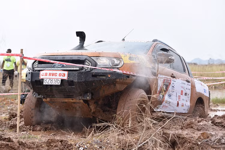 Với các diễn biến hồi hộp vẫn còn chờ đợi trong ngày thi đấu cuối cùng của KOP 2018, các vận động viên chắc chắn sẽ tiếp tục đóng góp các màn trình diễn tốc độ ấn tượng trên các địa hình đa dạng của giải ôtô địa hình KOP 2018 tại Tuần Châu - Hạ Long lần này.