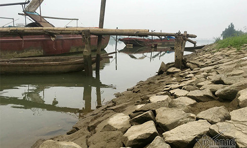 Ban ngày tàu hút cát nằm bất động.