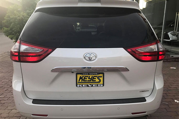 Sienna Limited 2018 sử dụng mâm 10 chấu kích thước 18 inch thiết kế mới. Gương chiếu hậu tích hợp dải đèn xi-nhan báo rẽ. Cửa kính được chia làm 3 khoang khác nhau tương đương cho 3 hàng ghế ngồi. Cụm đèn hậu phía sau sử dụng bóng LED và Halogen, chính giữa đuôi xe ốp tấm kim loại mạ chrome sáng, hệ thống ống xả đặt bên phải.