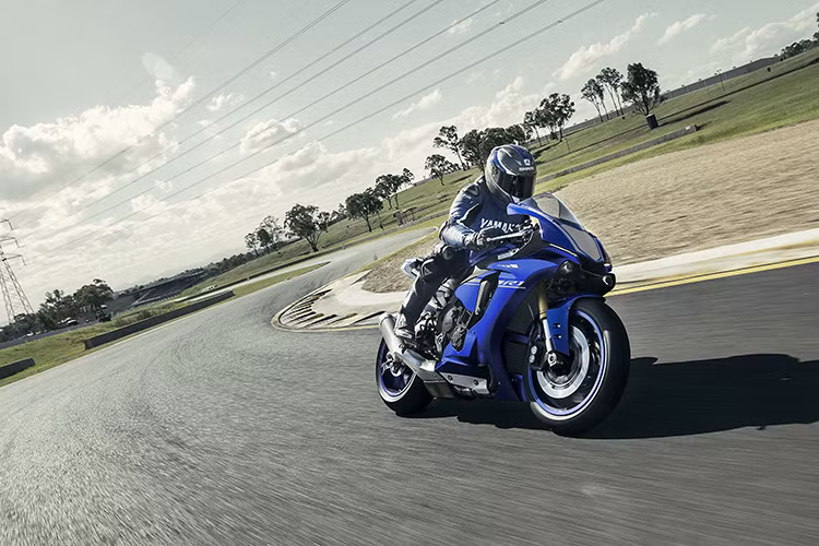 Yamaha R1 2017 vẫn được trang bị khối động cơ Crossplane 4 xi lanh thẳng hàng, 998cc, DOHC, 16 van, cho công suất cực đại đạt 197 mã lực tại 13.500 v/p. Sức mạnh này được truyền động qua hộp số 6 cấp, với những công nghệ mới sản sinh công suất cực đại lên tới 200 mã lực.