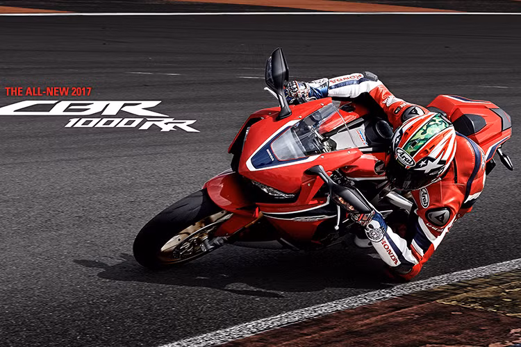 Động cơ Honda CBR1000RR 2017 giống như bản cũ, đó là loại DOHC 4 xy lanh thẳng hàng, dung tích 998 phân khối và làm mát bằng chất lỏng. Tuy nhiên tỉ số nén được tăng từ 12,3:1 lên 13:1, tốc độ vòng tua tối đa tăng thêm 500 vòng/phút, đạt 13.000 vòng/phút và một số cải tiến cho các thành phần động cơ giúp công suất cực đại 190 mã lực, mạnh hơn 10 mã lực so với trước đây. Xe sử dụng hộp số 6 cấp.