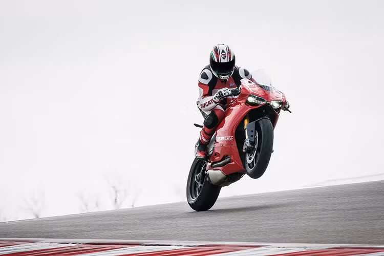 Ducati 1199 R được trang bị động cơ L-Twin cùng các xi-lanh được nâng cấp, có thể sản sinh ra công suất 195 mã lực. Sức mạnh này được truyền đến bánh sau thông qua bộ nhông xích với đĩa phía sau có 41 răng, điều này giúp chiếc xe cải thiện khả năng tăng tốc, đồng thời không ảnh hưởng tới tốc độ tối đa của chiếc xe.