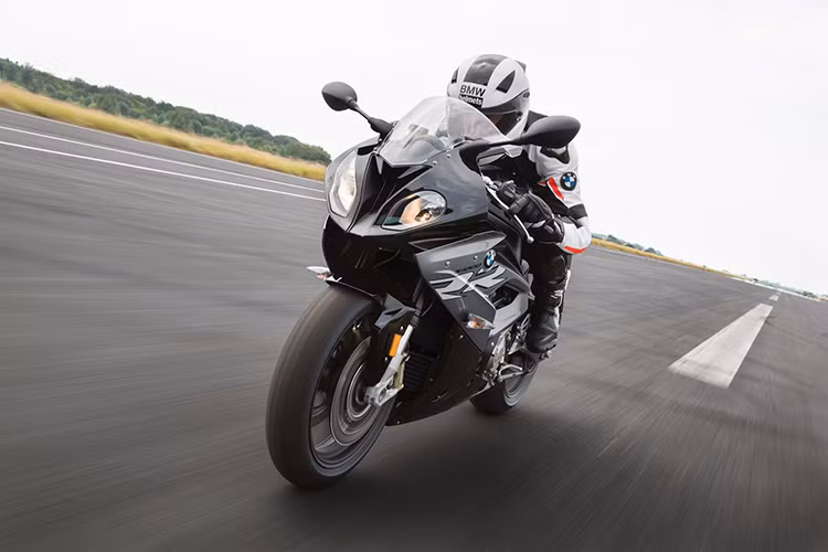 Sức mạnh của BMW S1000RR 2017 đến từ khối động cơ I4 đặc trưng của hãng với 4 xy-lanh thẳng hàng, DOHC, với dung tích 999 phân khối, được làm mát bằng dung dịch, sản sinh công suất tối đa 199 mã lực tại vòng tua 13.500 vòng/phút cùng mô-men xoắn cực đại 113 Nm tại 10.500 vòng/phút, cùng hộp số 6 cấp. Ngoài ra khối động cơ này đã được tùy chỉnh nhằm đám ứng được tiêu chuẩn về khí thải Euro.