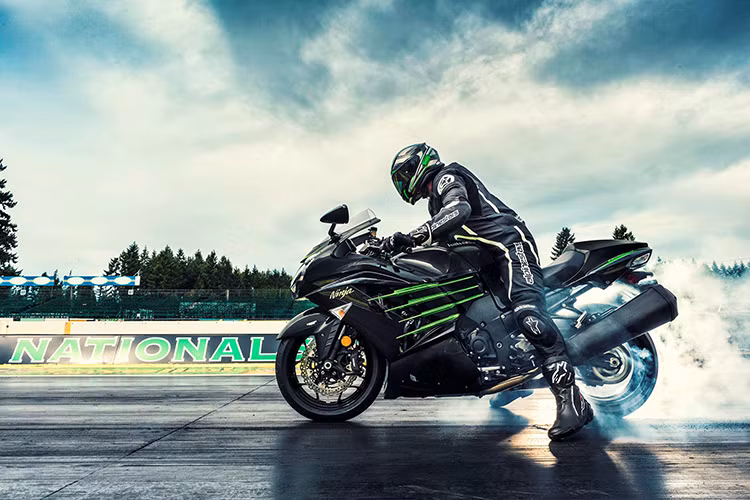 Điểm ấn tượng nhất trên chiếc superbike Ninja ZX 14R mới này là động cơ 1.441 phân khối, 4 xi-lanh thẳng hàng, công suất 200 mã lực, hộp số 6 cấp với bộ cân bằng kép giảm độ rung xuống mức tối thiểu. Xe tăng tốc từ 0 – 100 km/h trong vòng 2,5 giây và đạt tốc độ tối đa 299 km/h.