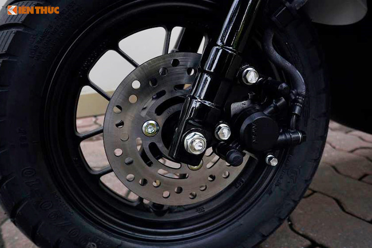 Trên mẫu xe tay ga Honda Dunk bản mới này, nó vẫn chỉ được trang bị phanh đĩa phía trước và phanh tang trống phía sau nhưng đi kèm với bộ vành 10 inch đa chấu chữ Y và lốp không săm kích cỡ 90/90-10.