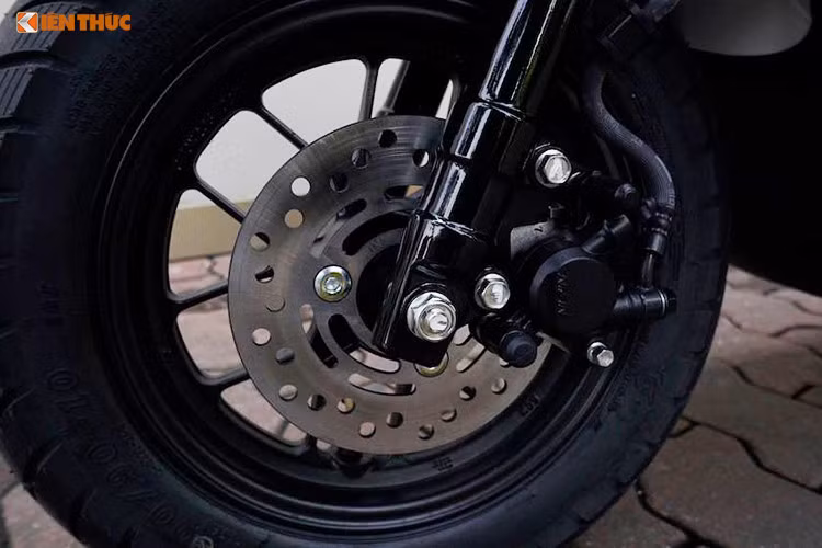 Trên mẫu xe tay ga Honda Dunk bản mới này, nó vẫn chỉ được trang bị phanh đĩa phía trước và phanh tang trống phía sau nhưng đi kèm với bộ vành 10 inch đa chấu chữ Y và lốp không săm kích cỡ 90/90-10.