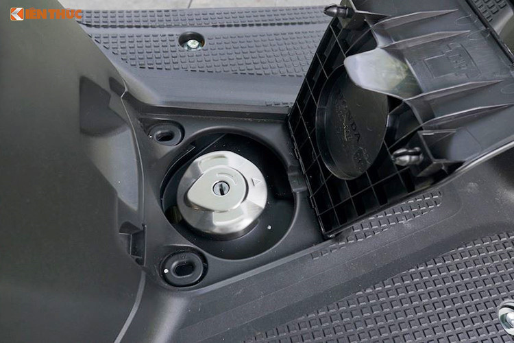 Mặc dù là một mẫu xe cỡ nhỏ, nhưng sàn để chân của Dunk khá rộng rãi và thoải mái cho người điều khiển. Cũng giống như nhiều dòng xe tay ga mới của hãng xe máy Honda hiện nay, bình xăng của chiếc xe này được đặt phía dưới dàn để chân khá tiện lợi khi sử dụng.