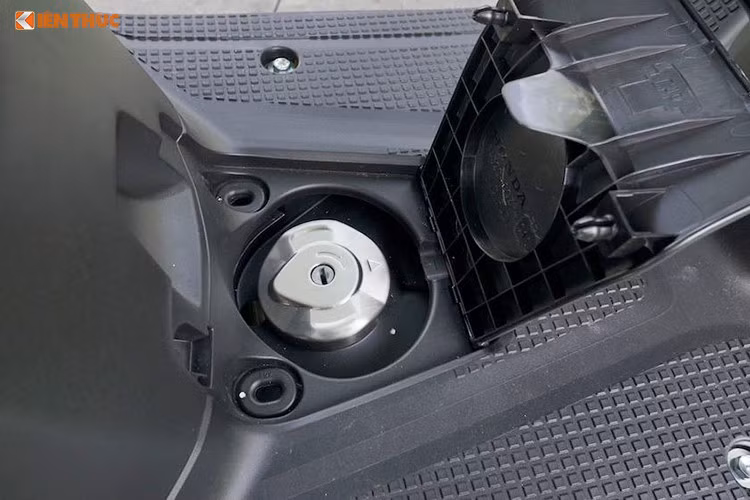 Mặc dù là một mẫu xe cỡ nhỏ, nhưng sàn để chân của Dunk khá rộng rãi và thoải mái cho người điều khiển. Cũng giống như nhiều dòng xe tay ga mới của hãng xe máy Honda hiện nay, bình xăng của chiếc xe này được đặt phía dưới dàn để chân khá tiện lợi khi sử dụng.