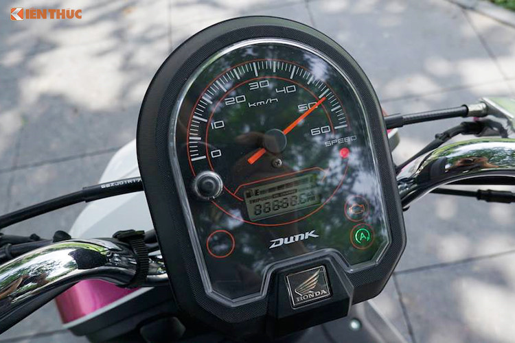 Mặt đồng hồ của Honda Dunk với đồng hồ chỉ tốc độ analog cùng một màn hình nhỏ hiển thị các thông số về mức nhiên liệu, số km. Tay lái bên trái đặt các nút bấm chức năng như công tắc xi-nhan, còi và nút chuyển chế độ chiếu sáng. Bên tay phải có nút khởi động và công tắc bât, tắt chức năng ngắt động cơ tạm thời Idling Stop.