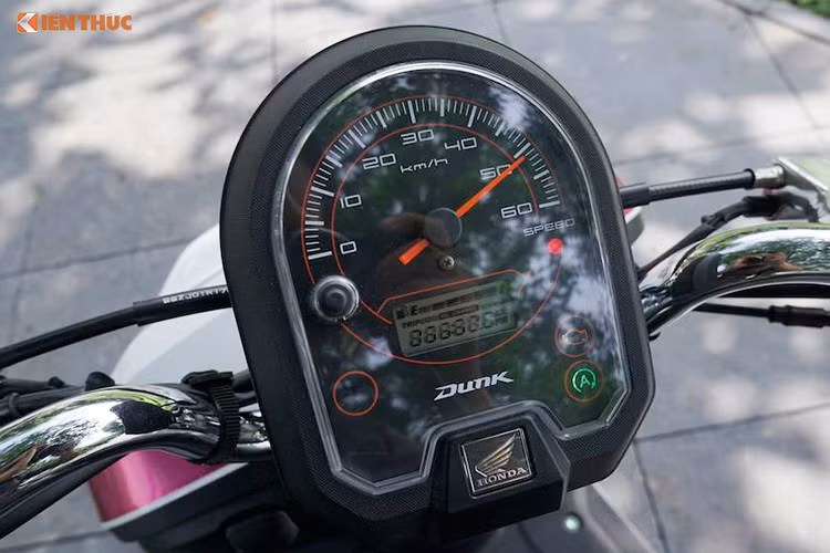 Mặt đồng hồ của Honda Dunk với đồng hồ chỉ tốc độ analog cùng một màn hình nhỏ hiển thị các thông số về mức nhiên liệu, số km. Tay lái bên trái đặt các nút bấm chức năng như công tắc xi-nhan, còi và nút chuyển chế độ chiếu sáng. Bên tay phải có nút khởi động và công tắc bât, tắt chức năng ngắt động cơ tạm thời Idling Stop.