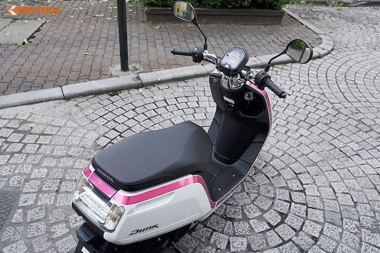 "Trái tim" của mẫu xe tay ga Honda Dunk là khối động cơ xi-lanh đơn, 4 thì dung tích 49cc cho công suất tối đa 4,5 mã lực tại 8.000 vòng/phút và mô-men xoắn cực đại 4.1 Nm tại 6.000 vòng/phút. Mẫu scooter có mức tiêu thụ nhiên liệu khá tiết kiêm, chỉ khoảng 75,3km/ một lít xăng.