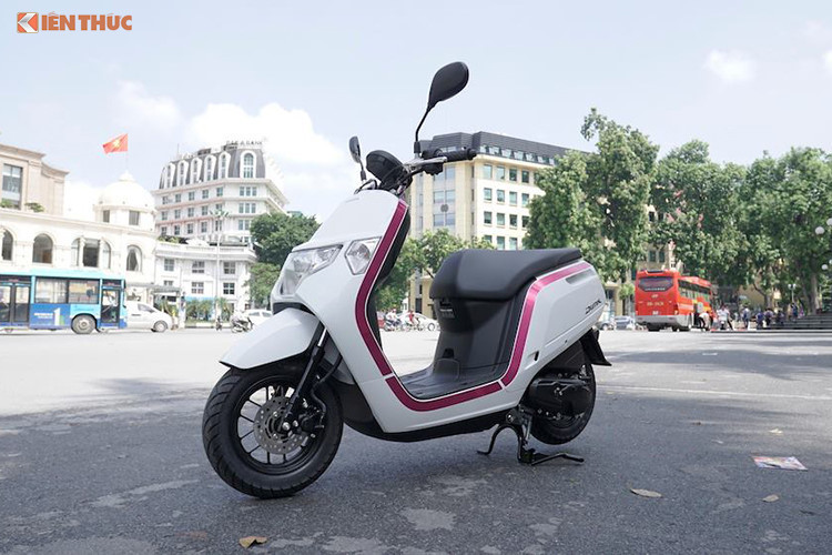 Tại thị trường Nhật Bản, mẫu xe tay ga cỡ nhỏ Honda Dunk 2017 có giá bán ra khoảng 210.000 yen (tương đương khoảng 45 triệu đồng). Khi về đến Việt Nam qua các nhà nhập khẩu xe máy tư nhân, giá của xe lên đến 69 triệu đồng, gần ngang bằng với một chiếc xe tay ga cao cấp SH mà Honda Việt Nam đang phân phối.