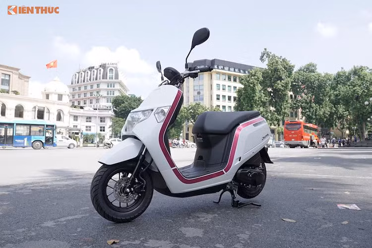 Tại thị trường Nhật Bản, mẫu xe tay ga cỡ nhỏ Honda Dunk 2017 có giá bán ra khoảng 210.000 yen (tương đương khoảng 45 triệu đồng). Khi về đến Việt Nam qua các nhà nhập khẩu xe máy tư nhân, giá của xe lên đến 69 triệu đồng, gần ngang bằng với một chiếc xe tay ga cao cấp SH mà Honda Việt Nam đang phân phối.