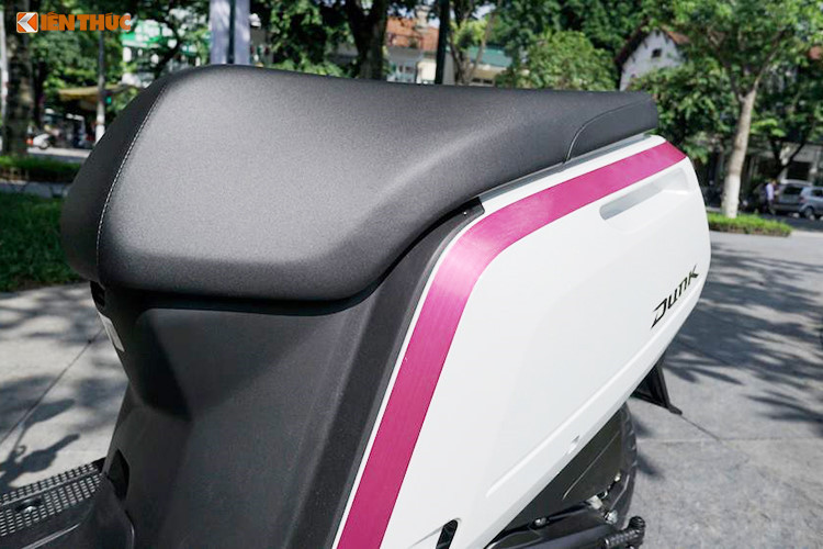 Thân của chiếc xe tay ga cỡ nhỏ này không được trang trí nhiều chi tiết rườm ra, nó chỉ phối cực kỳ đơn giản với chỉ đúng một màu (tuỳ theo ngoại thất) kẻ từ đầu xe đến đuôi kèm logo tên xe.