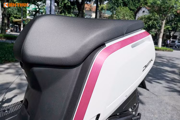 Thân của chiếc xe tay ga cỡ nhỏ này không được trang trí nhiều chi tiết rườm ra, nó chỉ phối cực kỳ đơn giản với chỉ đúng một màu (tuỳ theo ngoại thất) kẻ từ đầu xe đến đuôi kèm logo tên xe.