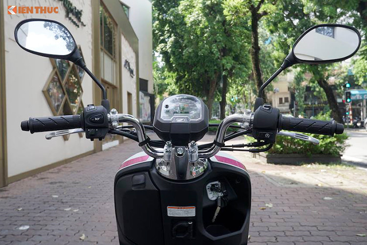 Dáng vẻ vuông vức, gọn gàng nhưng gây sự chú ý trên đường vẫn là chủ đạo của Honda Dunk phiên bản mới. Đầu xe với cụm đèn chiếu sáng và đèn xi-nhan tách rời nhau, trong đó, đèn pha thiết kế lớn, choán gần như phía trước. Tay lái của xe thiết kế dạng khung trần sáng bóng, cụm đồng hồ tách biệt.