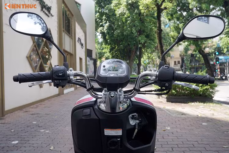 Dáng vẻ vuông vức, gọn gàng nhưng gây sự chú ý trên đường vẫn là chủ đạo của Honda Dunk phiên bản mới. Đầu xe với cụm đèn chiếu sáng và đèn xi-nhan tách rời nhau, trong đó, đèn pha thiết kế lớn, choán gần như phía trước. Tay lái của xe thiết kế dạng khung trần sáng bóng, cụm đồng hồ tách biệt.