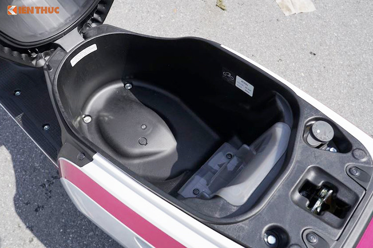 Ngoài các hộc để đồ nhỏ phía trước người điều khiển, yên xe cũng thiết kế khá nhỏ, nếu như đi hai người sẽ hơi bất tiện -bên cạnh đó là một hộc đề đồ dưới yên dung tích cũng khá lớn cho phép để nhiều vật dụng cá nhân. Chiều cao yên xe so với mặt đất ở mẫu xe này là 730 mm, dung tích bình xăng 4,5L.