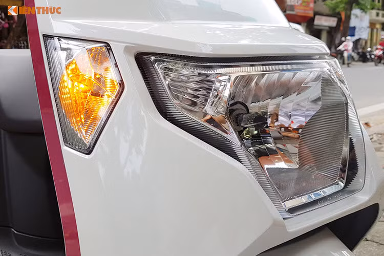 Ở phiên bản mới, tem xe là đường viền kim loại với những màu nổi bật như hồng trên nền trắng, đỏ trên nền đen hay vàng trên nền xám. Kích thước dài, rộng, cao của xe lần lượt là 1.675 x 700 x 1.040 mm, trục cơ sở 1.180 mm, khoảng sáng gầm 110 mm và trọng lượng xe chỉ 81 kg.