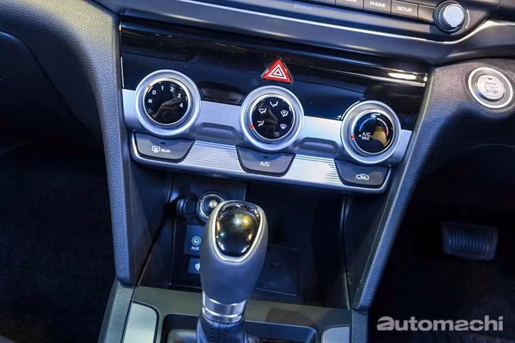 Tại Singapore, Hyundai Elantra 2019 có 3 bản trang bị, bao gồm tiêu chuẩn, S và Elite. Trong đó, bản tiêu chuẩn được trang bị vành 15 inch, màn hình thông tin giải trí cảm ứng, tương thích Apple CarPlay/Android Auto, cửa gió điều hòa hàng ghế sau và ghế sau gập. Bản cao cấp nhất có cảm biến mưa, thay đổi nhiệt độ hàng ghế trước và ghế lái nhớ vị trí.