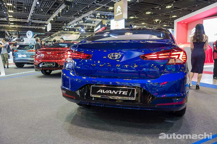 Chưa hết, vỏ đèn pha của mẫu sedan Hyundai Elantra 2019 giờ đây còn ăn sâu vào bên trong lưới tản nhiệt Cascading Grille mới thay vì nằm tách riêng như trước. Ngay cả đèn sương mù trước của Hyundai Elantra 2019 cũng được thiết kế hình tam giác và nằm bên cạnh hốc gió.