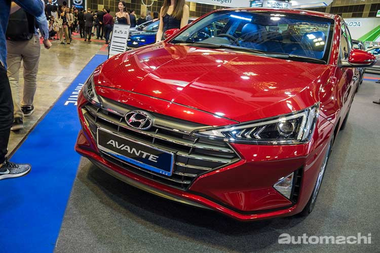 Tại thị trường Singapore, giá xe Hyundai Elantra 2019 từ 74.999 SGD (tương đương 1,29 tỷ đồng) cho bản tiêu chuẩn, 79.999 SGD (khoảng 1,37 tỷ đồng) cho bản S và 86.999 SGD (tương đương 1,49 tỷ đồng) cho bản Elite.