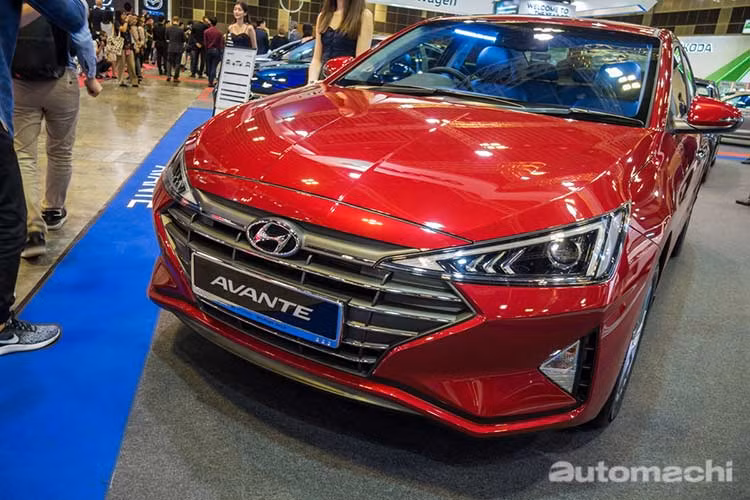 Tại thị trường Singapore, giá xe Hyundai Elantra 2019 từ 74.999 SGD (tương đương 1,29 tỷ đồng) cho bản tiêu chuẩn, 79.999 SGD (khoảng 1,37 tỷ đồng) cho bản S và 86.999 SGD (tương đương 1,49 tỷ đồng) cho bản Elite.