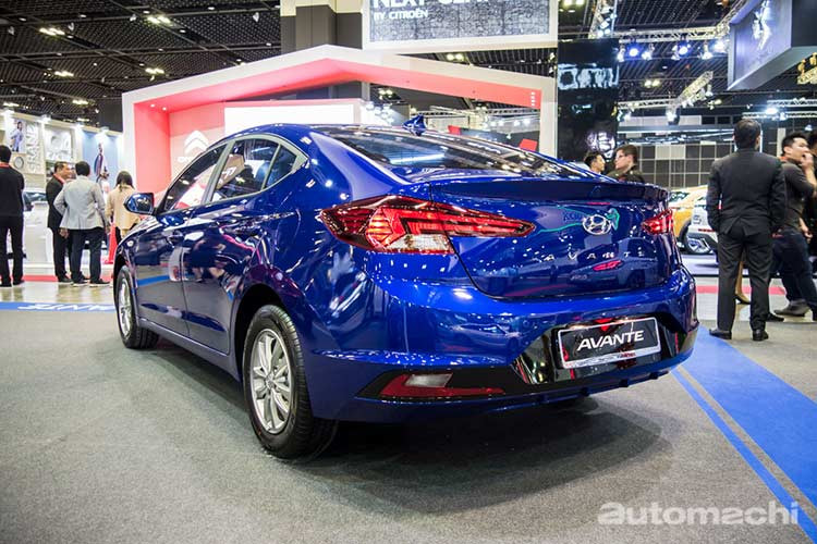 Dù ở bản trang bị nào, Hyundai Elantra 2019 cũng dùng động cơ xăng Dual CVVT 4 xi-lanh, hút khí tự nhiên, dung tích 1,6 lít, sản sinh công suất tối đa 128 mã lực và mô-men xoắn cực đại 155 Nm. Sức mạnh được truyền tới bánh thông qua hộp số 6 cấp. Động cơ này tiêu thụ lượng xăng trung bình 6,7 lít/100 km trên đường hỗn hợp.